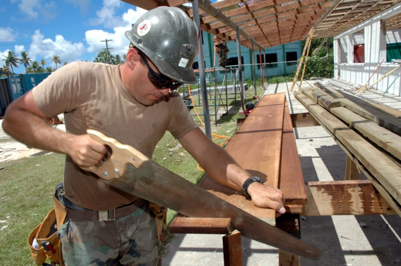 ebeniste-ST PAUL EN FORET-min_worker_construction_building_carpenter_male_job_build_helmet-893290